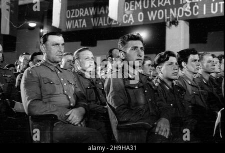 Warszawa, 1948-07-04. W gmachu Roma, przy ul. Nowogrodzkiej, odby³ siê i Krajowy Ogólnopolski Zlot Przodowników pracy Brygad M³odzie¿owych Powszechnej Organizacji S³u¿BA Polsce. Cz³onkom wyró¿nionych brygad wrêczono nagrotty i honorowe dyploomy. NZ. Junacy podczas obrad. pw PAP Warschau, 4. Juli 1948. Die landesweite Kundgebung von 1st junger Arbeiterbanden und des Dienstes an den Arbeitskräften Polens fand im Roma-Theater in der Nowogrodzka-Straße statt. Auszeichnungen und Ehrendiplome wurden an die Mitglieder der besten Banden übergeben. Im Bild: Junge Helden der Arbeit während der Debatte. pw PAP Stockfoto