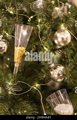 Weihnachtshintergrund von einem Weihnachtsbaum, der mit Neujahrsspielzeug auf der Straße geschmückt ist. Schnee, Winterferien. Stockfoto