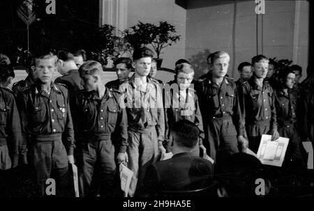 Warszawa, 1948-07-04. W gmachu Roma, przy ul. Nowogrodzkiej, odby³ siê i Krajowy Ogólnopolski Zlot Przodowników pracy Brygad M³odzie¿owych Powszechnej Organizacji S³u¿BA Polsce. Cz³onkom wyró¿nionych brygad wrêczono nagrotty oraz honorowe dyploomy. NZ. grupa nagrodzonych junaków. pw PAP Warschau, 4. Juli 1948. Die landesweite Kundgebung von 1st junger Arbeiterbanden und des Dienstes an den Arbeitskräften Polens fand im Roma-Theater in der Nowogrodzka-Straße statt. Auszeichnungen und Ehrendiplome wurden an die Mitglieder der besten Banden übergeben. Im Bild: Eine Gruppe von ausgezeichneten Helden der Arbeit. pw PAP Stockfoto