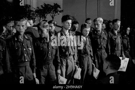 Warszawa, 1948-07-04. W gmachu Roma, przy ul. Nowogrodzkiej, odby³ siê i Krajowy Ogólnopolski Zlot Przodowników pracy Brygad M³odzie¿owych Powszechnej Organizacji S³u¿BA Polsce. Cz³onkom wyró¿nionych brygad wrêczono nagrotty oraz honorowe dyploomy. NZ. grupa nagrodzonych junaków. pw PAP Warschau, 4. Juli 1948. Die landesweite Kundgebung von 1st junger Arbeiterbanden und des Dienstes an den Arbeitskräften Polens fand im Roma-Theater in der Nowogrodzka-Straße statt. Auszeichnungen und Ehrendiplome wurden an die Mitglieder der besten Banden übergeben. Im Bild: Eine Gruppe von ausgezeichneten Helden der Arbeit. pw PAP Stockfoto