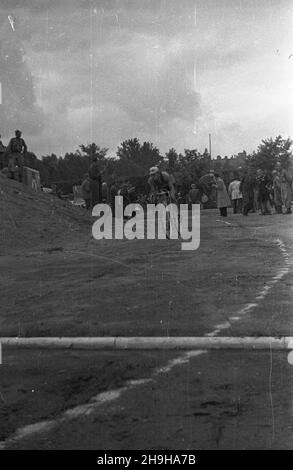 Warszawa, 1948-07-04. OD 22 czerwca do 4 lipca odbywa³ siê VII Kolarski Wyœcig Dooko³a Polski (Tour de Pologne). Ostatni, jedenasty etap z £odzi do Warszawy (134 km) koñczy³ siê na stadionie Wojskowego Klubu Sportowego Legia. NZ. Finisz kolarzy na stadionie. pw PAP/Wojciech Kondracki Dok³adny dzieñ wydarzenia nieustalony. Warschau, 4. Juli 1948. Das Radrennen der Tour de Pologne 7th fand vom 22. Juni bis 4. Juli statt. Die letzte, elfte Etappe von Lodz nach Warschau (134 km) endete im Stadion des Militärsportvereins Legia. Im Bild: Das Ziel im Stadion. pw PAP/Wojciech Kondracki Stockfoto