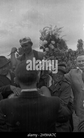 Warszawa, 1948-07-04. OD 22 czerwca do 4 lipca odbywa³ siê VII Kolarski Wyœcig Dooko³a Polski (Tour de Pologne). Ostatni, jedenasty etap z £odzi do Warszawy (134 km) koñczy³ siê na stadionie Wojskowego Klubu Sportowego Legia. NZ. zwyciêzca ostatniego etapu i ca³ego wyœcigu Wac³aw Wójcik (Polska i) na ramionach kibiców. pw PAP/Wojciech Kondracki Warschau, 4. Juli 1948. Das Radrennen der Tour de Pologne 7th fand vom 22. Juni bis 4. Juli statt. Die letzte, elfte Etappe von Lodz nach Warschau (134 km) endete im Stadion des Militärsportvereins Legia. Im Bild: Der Sieger der letzten Etappe und der Stockfoto