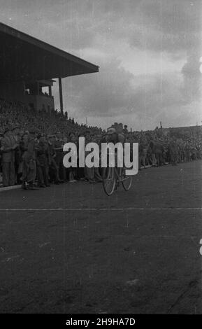 Warszawa, 1948-07-04. OD 22 czerwca do 4 lipca odbywa³ siê VII Kolarski Wyœcig Dooko³a Polski (Tour de Pologne). Ostatni, jedenasty etap z £odzi do Warszawy (134 km) koñczy³ siê na stadionie Wojskowego Klubu Sportowego Legia. NZ. kolarz przekracza liniê mety. pap/Wojciech Kondracki Warschau, 4. Juli 1948. Das Radrennen der Tour de Pologne 7th fand vom 22. Juni bis 4. Juli statt. Die letzte, elfte Etappe von Lodz nach Warschau (134 km) endete im Stadion des Militärsportvereins Legia. Im Bild: Ein Radfahrer im Ziel am Legia Stadion. pw PAP/Wojciech Kondracki Stockfoto