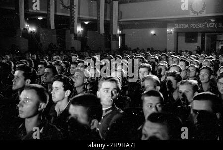 Warszawa, 1948-07-04. W gmachu Roma, przy ul. Nowogrodzkiej, odby³ siê i Krajowy Ogólnopolski Zlot Przodowników pracy Brygad M³odzie¿owych Powszechnej Organizacji S³u¿BA Polsce. Cz³onkom wyró¿nionych brygad wrêczono nagrotty i honorowe dyploomy. NZ. Junacy podczas obrad. pw PAP Warschau, 4. Juli 1948. Die landesweite Kundgebung von 1st junger Arbeiterbanden und des Dienstes an den Arbeitskräften Polens fand im Roma-Theater in der Nowogrodzka-Straße statt. Auszeichnungen und Ehrendiplome wurden an die Mitglieder der besten Banden übergeben. Im Bild: Jugendliche während der Debatte. pw PAP Stockfoto