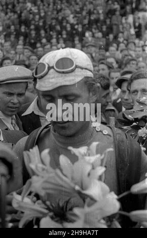 Warszawa, 1948-07-04. OD 22 czerwca do 4 lipca odbywa³ siê VII Kolarski Wyœcig Dooko³a Polski (Tour de Pologne). Ostatni, jedenasty etap z £odzi do Warszawy (134 km) koñczy³ siê na stadionie Wojskowego Klubu Sportowego Legia. NZ. zwyciêzca ostatniego etapu i ca³ego wyœcigu Wac³aw Wójcik (Polska i) przyjmuje gratulacje. pw PAP/Wojciech Kondracki Warschau, 4. Juli 1948. Das Radrennen der Tour de Pologne 7th fand vom 22. Juni bis 4. Juli statt. Die letzte, elfte Etappe von Lodz nach Warschau (134 km) endete im Stadion des Militärsportvereins Legia. Im Bild: Der Sieger der letzten Etappe und der Stockfoto