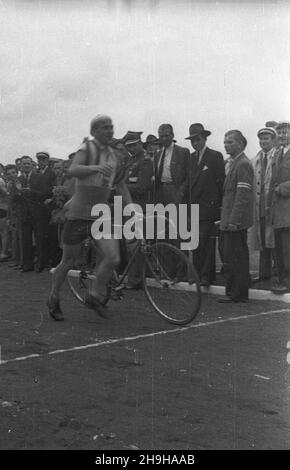 Warszawa, 1948-07-04. OD 22 czerwca do 4 lipca odbywa³ siê VII Kolarski Wyœcig Dooko³a Polski (Tour de Pologne). Ostatni, jedenasty etap z £odzi do Warszawy (134 km) koñczy³ siê na stadionie Wojskowego Klubu Sportowego Legia. NZ. liniê mety przekracza polski kolarz Julian Komorniczak z uszkodzonym rowerem. pap/Wojciech Kondracki Warschau, 4. Juli 1948. Das Radrennen der Tour de Pologne 7th fand vom 22. Juni bis 4. Juli statt. Die letzte, elfte Etappe von Lodz nach Warschau (134 km) endete im Stadion des Militärsportvereins Legia. Im Bild: Der polnische Radfahrer Julian Komorniczak überquert die Fi Stockfoto