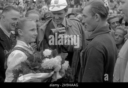 Warszawa, 1948-07-04. OD 22 czerwca do 4 lipca odbywa³ siê VII Kolarski Wyœcig Dooko³a Polski (Tour de Pologne). Ostatni, jedenasty etap z £odzi do Warszawy (134 km) koñczy³ siê na stadionie Wojskowego Klubu Sportowego Legia. NZ. uroczystoœæ wrêczenia wieñca laurowego zwyciêzcy wyœcigu Wac³awowi Wójcikowi (Polska I) (P). Z mikrofonem polski sprawozdawca sportowy Bohdan Tomaszewski. pw PAP/Wojciech Kondracki Warschau, 4. Juli 1948. Das Radrennen der Tour de Pologne 7th fand vom 22. Juni bis 4. Juli statt. Die letzte, elfte Etappe von Lodz nach Warschau (134 km) endete im Stadion des Militärs sp Stockfoto