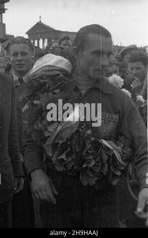 Warszawa, 1948-07-04. OD 22 czerwca do 4 lipca odbywa³ siê VII Kolarski Wyœcig Dooko³a Polski (Tour de Pologne). Ostatni, jedenasty etap z £odzi do Warszawy (134 km) koñczy³ siê na stadionie Wojskowego Klubu Sportowego Legia. NZ. uroczystoœæ wrêczenia wieñca laurowego zwyciêzcy wyœcigu Wac³awowi Wójcikowi (Polen I). pw PAP/Wojciech Kondracki Warschau, 4. Juli 1948. Das Radrennen der Tour de Pologne 7th fand vom 22. Juni bis 4. Juli statt. Die letzte, elfte Etappe von Lodz nach Warschau (134 km) endete im Stadion des Militärsportvereins Legia. Im Bild: Ein Lorbeerkranz, der die Zeremonie zum Rennen abgibt Stockfoto