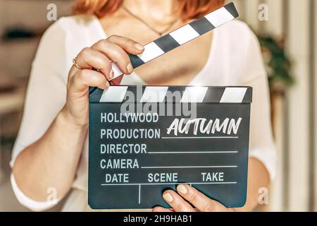Eine Frau in ihrem ha Frau in ihren Händen hält ein schwarzes Brett mit einem Klappbrett, während sie einen Film, Video. Cinema Tablet in der Videoproduktion. Take, st Stockfoto