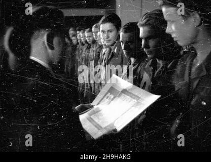 Warszawa, 1948-07-04. I Ogólnopolski Zlot Przodowników pracy Brygad M³odzie¿owych Powszechnej Organizacji S³u¿BA Polsce odby³ siê w gmachu teatru Roma. Cz³onkom wyró¿nionych brygad wrêczono nagrotty. NZ. minister pracy i opieki spo³ecznej Kazimierz Rusinek (L) wrêcza junakom honorowe dyplomy. mta PAP Warschau, 4. Juli 1948. Im Roma-Theater fand 1st die gesamtpolnische Kundgebung der Helden der Arbeit der Jugendbrigaden des Massenorganisationsdienstes nach Polen statt. Die Mitglieder der besten Brigaden wurden ausgezeichnet. Im Bild: Der Arbeits- und Sozialminister Kazimierz Rusinek (links) übergibt Diplome. Stockfoto