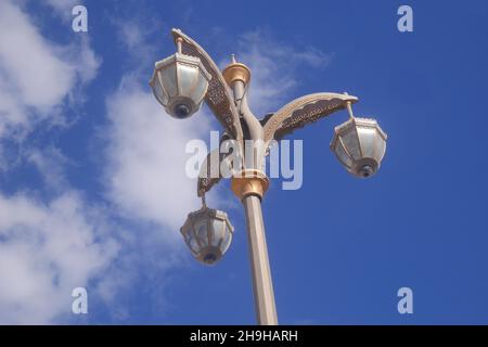 Lichter vor dem Qasr al Watan, dem Palast der Nation, dem Präsidentenpalast der Vereinigten Arabischen Emirate, Abu Dhabi, den Vereinigten Arabischen Emiraten Stockfoto