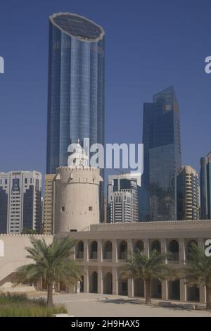 World Trade Center Türme im Hintergrund, mit dem Qasr al Hosn, White Fort, Old Fort, oder Palace Fort, im Vordergrund, Abu Dhabi, VAE Stockfoto