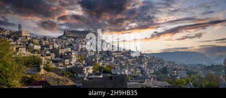 Panorama der Altstadt von Mardin, Türkei bei Sonnenaufgang. Eine historische Stadt in Südostanatolien, Türkei. Stockfoto