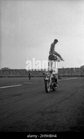 Warszawa, 1948-07-11. Zespó³ 480 gimnastyków radzieckich, powracaj¹cy do kraju ze Zlotu Soko³ów w Pradze, da³ popis na stadionie Wojskowego Klubu Sportowego Legia. NZ. Akrobacje na motocyclu marki Moskwicz, na nim umieszczony jest koñ z ³êkami. mw PAP Warschau, 11. Juli 1948. Ein Team von 480 sowjetischen Turner, die von einer Kundgebung der Sokol-Turnverbände in Prag nach Hause zurückkehrten, präsentierte eine Show im Stadion des Militärsportvereins Legia. Im Bild: Akrobatik auf dem Moskvitch-Motorrad, auf dem ein Pauschenpferd platziert ist. mw PAP Stockfoto