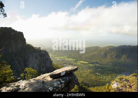 Der Blick über den Grampians National Park auf dem Weg zum Pinnacle Lookout in der Nähe von Halls Gap in Victoria, Australien. Stockfoto