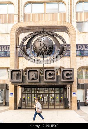 Die Bronzeskulptur von Globus und Sign On Gebäude der Tass Nachrichtenagentur, Moskau, Russland. 1970-1977 im brutalistischen, modernistischen Stil entworfen und gebaut. Stockfoto