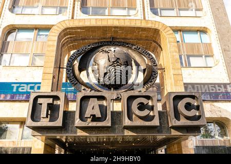 Die Bronzeskulptur von Globus und Sign On Gebäude der Tass Nachrichtenagentur, Moskau, Russland. 1970-1977 im brutalistischen, modernistischen Stil entworfen und gebaut. Stockfoto