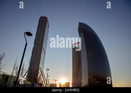 Ein interessanter, ungewöhnlicher Blick auf die Wolkenkratzer von CityLife bei Tag, Mailand, Italien Stockfoto