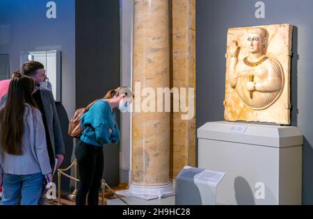 Besucher, die Stele betrachten, die Frau mit Weizenschaf, Qataban, Süd-Arabien, c 100. Aus der Al Thani Collection, Ausstellung im Hermitage Museum Stockfoto