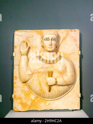 Stele, die Frau mit Weizenschaf zeigt, Kataban, Süd-Arabien, c 100. Arabischer Stele aus Alabaster, Gold, Bronze, aus der Al Thani Collection Stockfoto