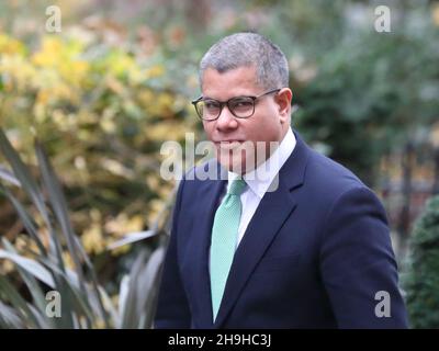 London, Großbritannien. 7th Dez 2021. COP26 Präsident Alok Sharma kommt zur wöchentlichen Kabinettssitzung in der Downing Street Nr. 10. Quelle: Uwe Deffner/Alamy Live News Stockfoto