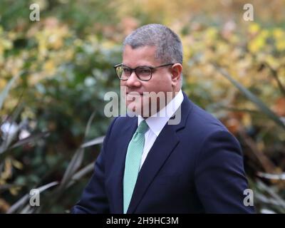 London, Großbritannien. 7th Dez 2021. COP26 Präsident Alok Sharma kommt zur wöchentlichen Kabinettssitzung in der Downing Street Nr. 10. Quelle: Uwe Deffner/Alamy Live News Stockfoto