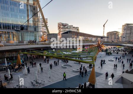 Ein herrlicher Blick auf das Einkaufszentrum CityLife District, von oben, mit Weihnachtsdekorationen, CityLife, Mailand, Italien Stockfoto