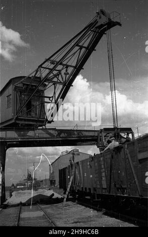 Polska, 1948-07-20. Port œródl¹dowy na Odrze. NZ. dŸwig bramowy i wagony na bocznicy kolejowej. Prze³adunek wêgla MW PAP Polen, 20. Juli 1948. Binnenhafen an der oder. Im Bild: Ein Kran und ein Güterwagen auf dem Abstellgleis. Kohleverladung. mw PAP Stockfoto