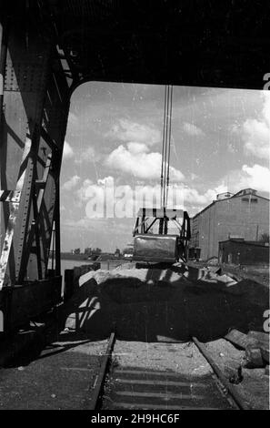 Polska, 1948-07-20. Port œródl¹dowy na Odrze. NZ. dŸwig bramowy i wagony na bocznicy kolejowej. Prze³adunek wêgla MW PAP Polen, 20. Juli 1948. Binnenhafen an der oder. Im Bild: Ein Kran und ein Güterwagen auf dem Abstellgleis. Kohleverladung. mw PAP Stockfoto