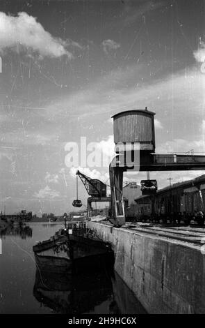 Polska, 1948-07-20. Port œródl¹dowy na Odrze. mw PAP Polen, 20. Juli 1948. Binnenhafen an der oder. mw PAP Stockfoto