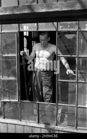 Polska, 1948-07-20. Port œródl¹dowy na Odrze. NZ. Operator dŸwigu bramowego. mw PAP Polen, 20. Juli 1948. Binnenhafen an der oder. Im Bild: Ein Kranführer. mw PAP Stockfoto