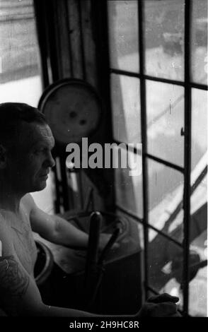 Polska, 1948-07-20. Port œródl¹dowy na Odrze. NZ. Operator dŸwigu bramowego. mw PAP Polen, 20. Juli 1948. Binnenhafen an der oder. Im Bild: Ein Kranführer. mw PAP Stockfoto