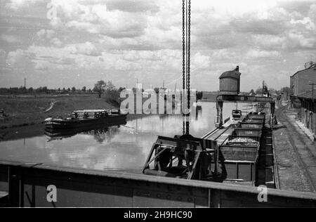 Polska, 1948-07-20. Port œródl¹dowy na Odrze. NZ. Bocznica kolejowa na nabrze¿u. mw PAP Polen, 20. Juli 1948. Binnenhafen an der oder. Bild: Ein Abstellgleis auf dem Kai. mw PAP Stockfoto