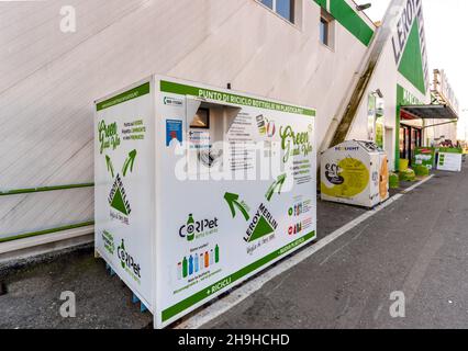 Monalieri, Turin, Italien - 6. Dezember 2021: Recyclingstelle für Plastikflaschen am Eingang des Einkaufszentrums Leroy Merlin Stockfoto