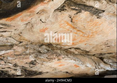 Prähistorische Felskunst der Aborigines, darunter Handdrucke im Gulgurn Manja Shelter in den Grampians in Victoria, Australien. Stockfoto