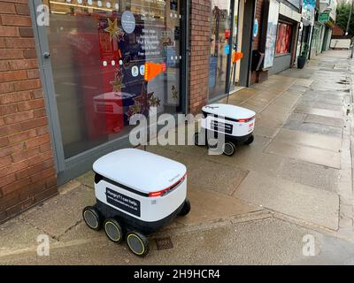 Hungry Henry Robotic Fahrzeuge mit roten Fahnen aus dem Coop Store in der Birchfield Road Northampton liefern Lebensmittel an Häuser in der Nähe des Eckgeschäfts Stockfoto