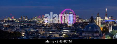 Erhöhter Panoramablick auf london bei Nacht Stockfoto