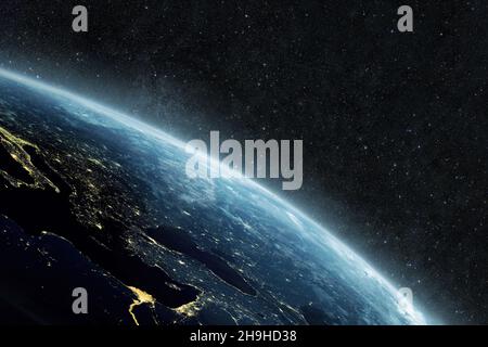 Schöner blauer Planet Erde mit gelben Stadtlichtern auf dem sternenklaren Hintergrund im Weltraum Stockfoto