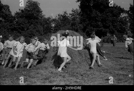 Warszawa, 1948-07-22. Obchodom Narodowego Œwiêta Odrodzenia Polski towarzyszy³o wiele imprez dla dzieci i doros³ych, centralnym punktem zabaw by³ Park Ujazdowski. mw PAP/Stanis³aw D¹browiecki Warschau, 22. Juli 1948. Der Nationalfeiertag anlässlich der Wiedergeburt des polnischen Staates wurde von zahlreichen Veranstaltungen für Kinder und Erwachsene begleitet, wobei der Ujazdowski-Park das zentrale Unterhaltungszentrum war. mw PAP/Stanislaw Dabrowiecki Stockfoto