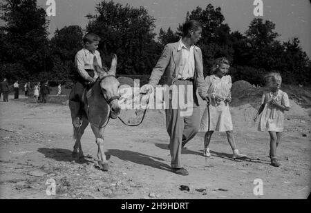 Warszawa, 1948-07-22. Narodowe Œwiêto Odrodzenia Polski, obchodzone 22 lipca na pami¹tkê podpisania w 1944 r. Manifestu Polskiego Komitetu Wyzwolenia Narodowego (PKWN). Uroczystoœciom towarzyszy³o wiele imprez dla dzieci i doros³ych, centralnym punktem zabaw by³ Park Ujazdowski. NZ. Przeja¿d¿ka na osio³ku po parku. mw PAP/Stanis³aw D¹browiecki Warschau, 22. Juli 1948. Am 22. Juli, dem Tag der Unterzeichnung des Manifests des Polnischen Komitees für nationale Befreiung (PKWN), wurde der Nationalfeiertag zur Wiedergeburt des polnischen Staates begangen. Die Zeremonien wurden von zahlreichen Veranstaltungen für Chil begleitet Stockfoto