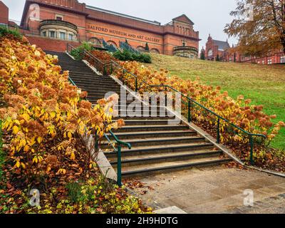 Salford Museum und Kunstgalerie aus dem Peel Park in der Herbststadt Salford, Greater Manchester, England Stockfoto