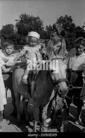 Warszawa, 1948-07-22. Narodowe Œwiêto Odrodzenia Polski, obchodzone 22 lipca na pami¹tkê podpisania w 1944 r. Manifestu Polskiego Komitetu Wyzwolenia Narodowego (PKWN). Uroczystoœciom towarzyszy³o wiele imprez dla dzieci i doros³ych, centralnym punktem zabaw by³ Park Ujazdowski. NZ. Przeja¿d¿ka na osio³ku po parku. mw PAP/Stanis³aw D¹browiecki Warschau, 22. Juli 1948. Am 22. Juli, dem Tag der Unterzeichnung des Manifests des Polnischen Komitees für nationale Befreiung (PKWN), wurde der Nationalfeiertag zur Wiedergeburt des polnischen Staates begangen. Die Zeremonien wurden von zahlreichen Veranstaltungen für Chil begleitet Stockfoto