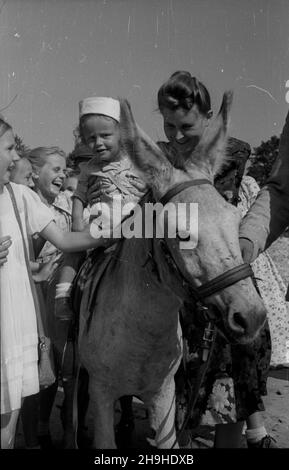 Warszawa, 1948-07-22. Narodowe Œwiêto Odrodzenia Polski, obchodzone 22 lipca na pami¹tkê podpisania w 1944 r. Manifestu Polskiego Komitetu Wyzwolenia Narodowego (PKWN). Uroczystoœciom towarzyszy³o wiele imprez dla dzieci i doros³ych, centralnym punktem zabaw by³ Park Ujazdowski. NZ. Przeja¿d¿ka na osio³ku po parku. mw PAP/Stanis³aw D¹browiecki Warschau, 22. Juli 1948. Am 22. Juli, dem Tag der Unterzeichnung des Manifests des Polnischen Komitees für nationale Befreiung (PKWN), wurde der Nationalfeiertag zur Wiedergeburt des polnischen Staates begangen. Die Zeremonien wurden von zahlreichen Veranstaltungen für Chil begleitet Stockfoto