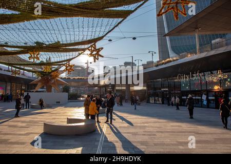 Ein schönes Bild des Einkaufsviertels CityLife mit Weihnachtsdekorationen, Mailand, Italien Stockfoto