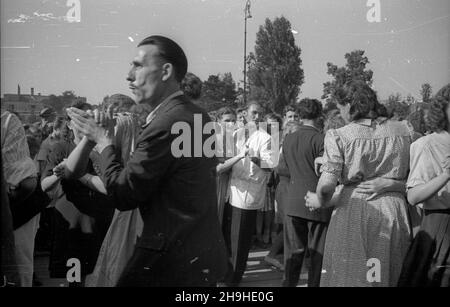 Warszawa, 1948-07-22. Obchodom Narodowego Œwiêta Odrodzenia Polski towarzyszy³o wiele imprez dla dzieci i doros³ych, centralnym punktem zabaw by³ Park Ujazdowski. NZ. Zabawa taneczna dla doros³ych w parku. mw PAP/Stanis³aw D¹browiecki Warschau, 22. Juli 1948. Der Nationalfeiertag anlässlich der Wiedergeburt des polnischen Staates wurde von zahlreichen Veranstaltungen für Kinder und Erwachsene begleitet, wobei der Ujazdowski-Park das zentrale Unterhaltungszentrum war. Im Bild: Ein Tanz im Park. mw PAP/Stanislaw Dabrowiecki Stockfoto