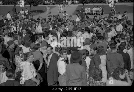 Warszawa, 1948-07-22. Obchodom Narodowego Œwiêta Odrodzenia Polski towarzyszy³o wiele imprez dla dzieci i doros³ych, centralnym punktem zabaw by³ Park Ujazdowski. NZ. Zabawa taneczna dla doros³ych w parku. mw PAP/Stanis³aw D¹browiecki Warschau, 22. Juli 1948. Der Nationalfeiertag anlässlich der Wiedergeburt des polnischen Staates wurde von zahlreichen Veranstaltungen für Kinder und Erwachsene begleitet, wobei der Ujazdowski-Park das zentrale Unterhaltungszentrum war. Im Bild: Ein Tanz im Park. mw PAP/Stanislaw Dabrowiecki Stockfoto