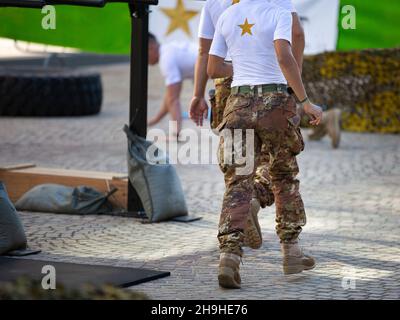 Detail des Körpers einer Soldatin: Mit Camouflage Pants bereit für Übungen. Stockfoto