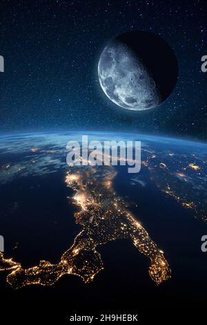 Satellitenmond in der Nähe des blauen Planeten Erde und Nachtstädte mit Lichtern. Space-Bild Stockfoto