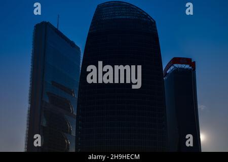 Ein interessanter, ungewöhnlicher Blick auf die Silhouette der Wolkenkratzer von CityLife in der Abenddämmerung, Mailand, Italien Stockfoto