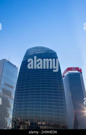 Ein interessanter, ungewöhnlicher Blick auf die Wolkenkratzer von CityLife bei Tag, Mailand, Italien Stockfoto